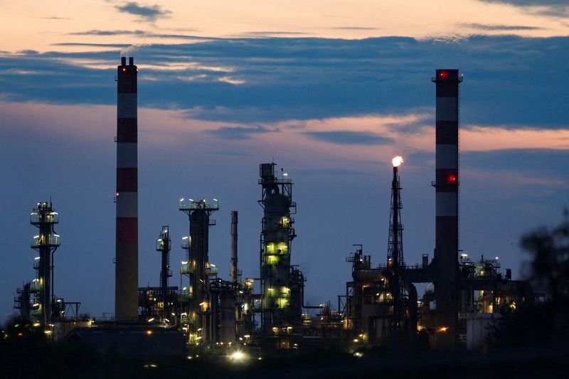 © Reuters. FILE PHOTO: A general view of a French oil Esso refinery by night in Fos-sur-Mer, France, May 13, 2024. REUTERS/Manon Cruz/File Photo