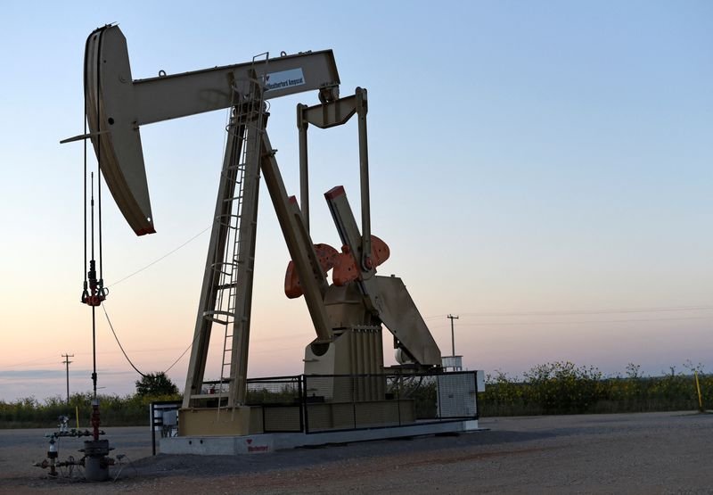 © Reuters. FILE PHOTO: A pump jack operates at a well site leased by Devon Energy Production Company near Guthrie, Oklahoma September 15, 2015.  REUTERS/Nick Oxford/File Photo