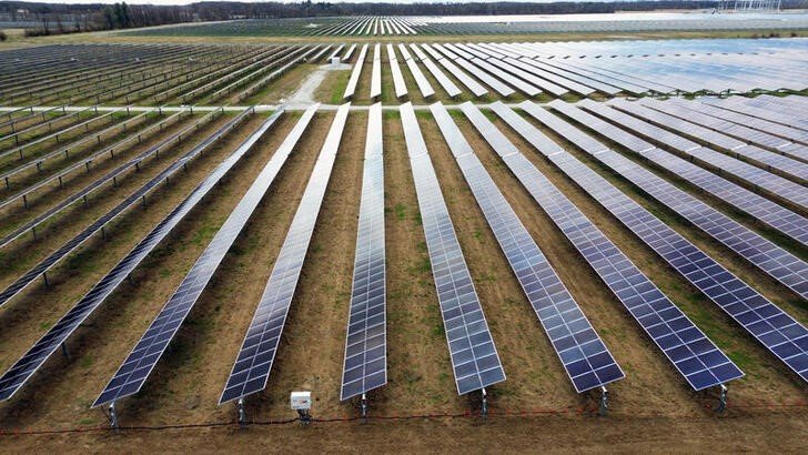 © Reuters. A drone view shows solar panels as they stand on Dave Duttlinger