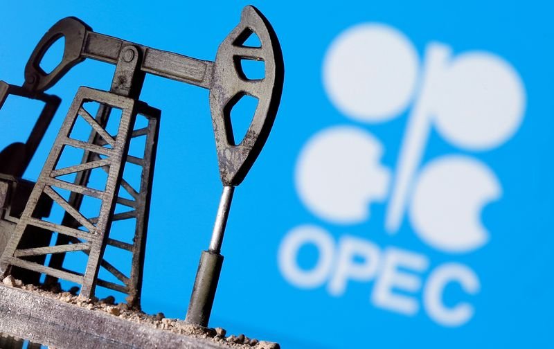 © Reuters. A 3D printed oil pump jack is seen in front of displayed Opec logo in this illustration picture, April 14, 2020. REUTERS/Dado Ruvic/Illustration/File Photo