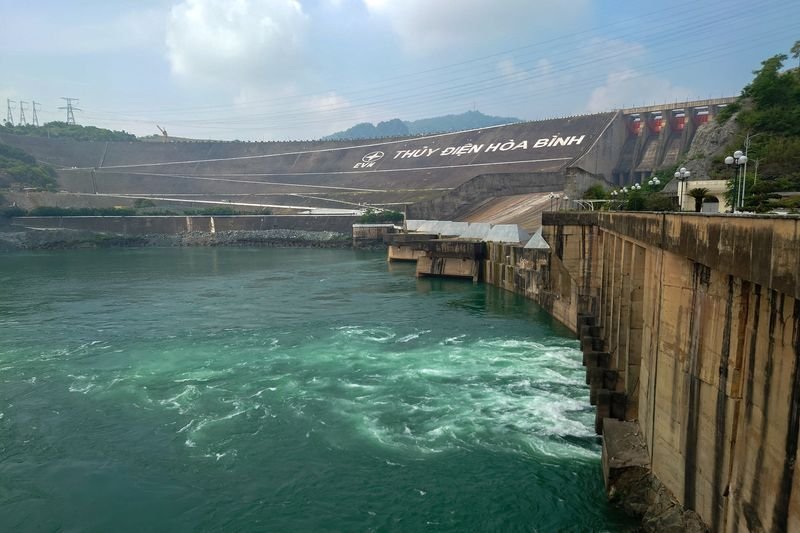 © Reuters. A generic view of Hoa Binh Hydropower Plant, state utility owned by Electricity of Vietnam, in Hoa Binh province, Vietnam, June 4, 2024. REUTERS/Francesco Guarascio