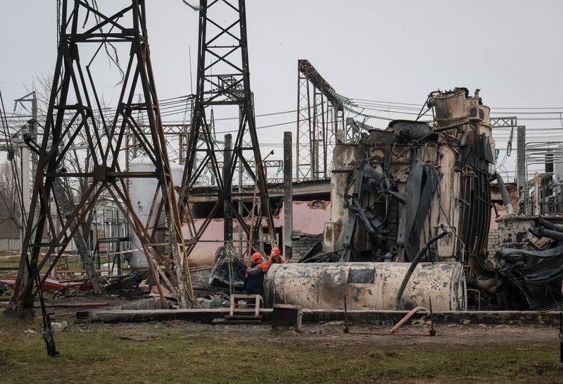 © Reuters. FILE PHOTO: A view shows a high-voltage substation of Ukrenergo damaged by a Russian military strike, amid Russia