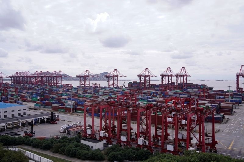 © Reuters. Containers are seen at the Yangshan Deep-Water Port in Shanghai, China October 19, 2020. REUTERS/Aly Song/File Photo