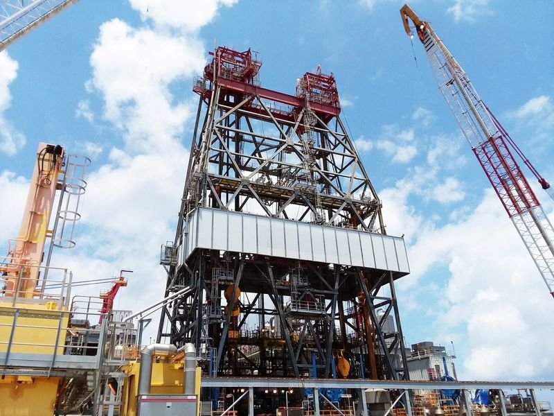 © Reuters. FILE PHOTO: A massive drilling derrick is pictured on BP