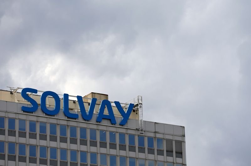 © Reuters. FILE PHOTO: The logo of Belgian chemical group Solvay is seen at its headquarters in Brussels, Belgium, July 29, 2015. REUTERS/Francois Lenoir/File Photo