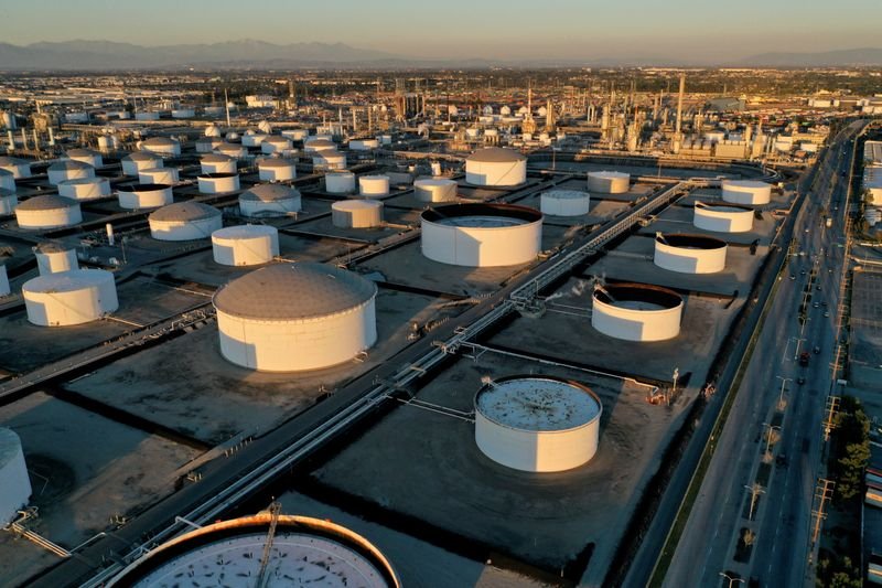 © Reuters. FILE PHOTO: Storage tanks are seen at Marathon Petroleum