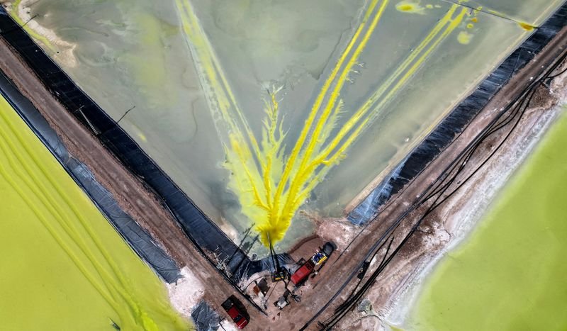 © Reuters. FILE PHOTO: Brine pools of SQM lithium mine are pictured at the Atacama salt flat, in Antofagasta region, Chile, May 3, 2023. REUTERS/Ivan Alvarado/File Photo