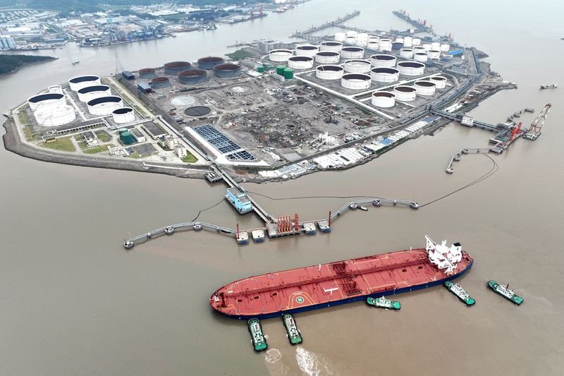 © Reuters. An aerial view shows tugboats helping a crude oil tanker to berth at an oil terminal, off Waidiao Island in Zhoushan, Zhejiang province, China July 18, 2022. cnsphoto via REUTERS/ File Photo