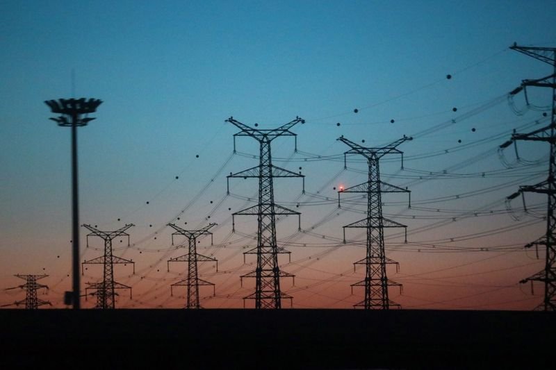 © Reuters. Electrical pylons and power lines are seen in Yanqing district of Beijing, China December 17, 2021. REUTERS/Tingshu Wang/ File Photo