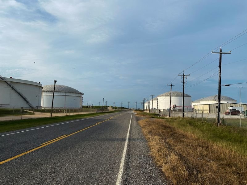 © Reuters. FILE PHOTO: Oil tanks are pictured at Buckeye Partners