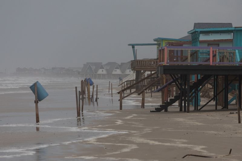 © Reuters. Rain and swells from Hurricane Beryl approach homes along Surfside Beach, Texas, U.S., July 7, 2024.  REUTERS/Adrees Latif