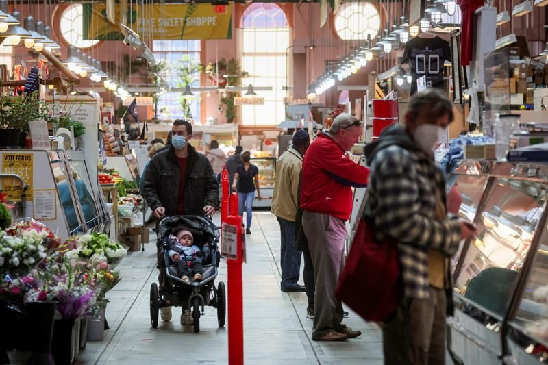 © Reuters. FILE PHOTO: People shop at the Eastern Market in Washington, U.S., February 11, 2022. REUTERS/Brendan McDermid/File Photo